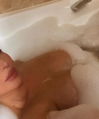 Обворожительная шатенка приглашает в гости на чашечку кофе и незабываемое время вдвоем. Вместе мы погрузимся в мир страсти и удовольствия. Позволь мне сделать твои фантазии реальностью! 398, 26 лет